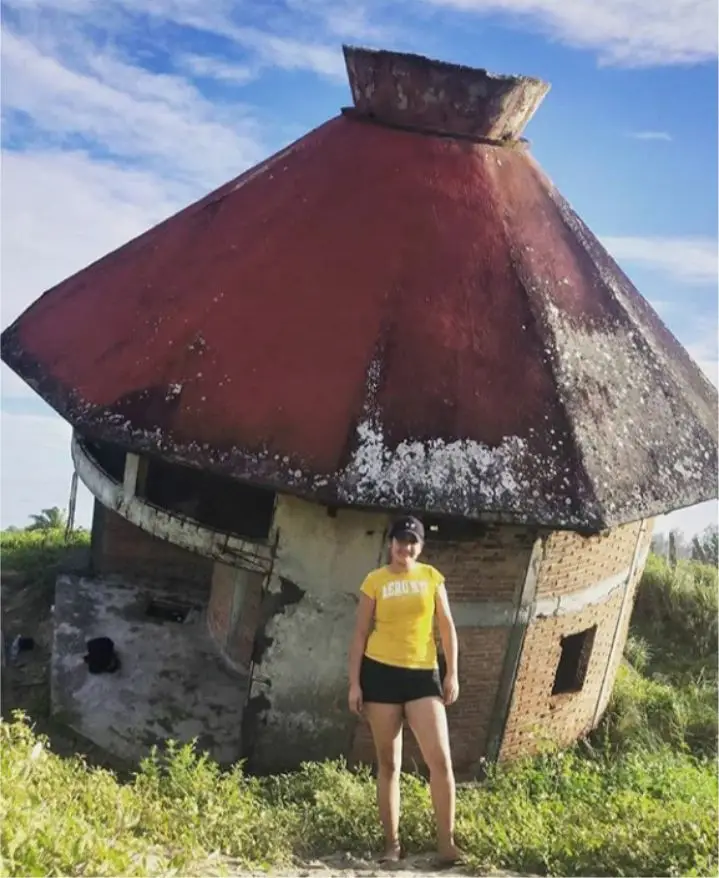 Este defecto se debió a que la casa sufrió la fuerza de la naturaleza en 1999 cuando en la zona norte del estado hubo inundaciones por la zona.